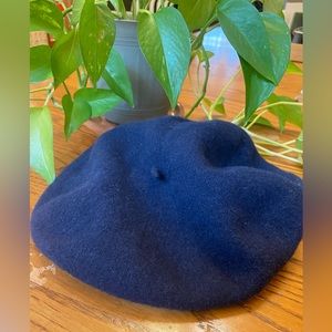 Vintage 100% wool beret, navy color DP outdoors